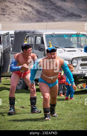 Mongolisches Nomadenlager. Mongolische Wrestler, die in der Natur kämpfen. Stockfoto