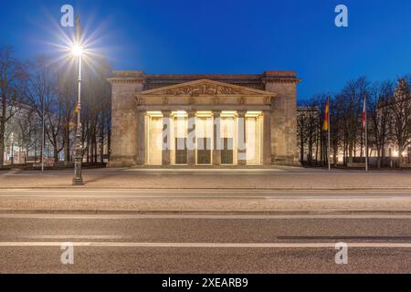 Die neue Wache in Berlin, die zentrale Gedenkstätte für die Opfer von Krieg und Diktatur, nachts Stockfoto