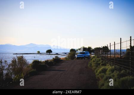 SUV parkte auf einer Feldstraße am utah Lake, utah Stockfoto