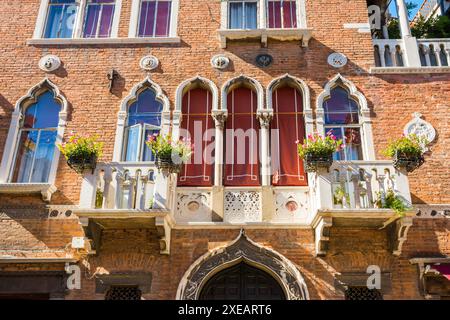 Fassade mit venezianischen Fenstern und Balkon in Venedig Stockfoto