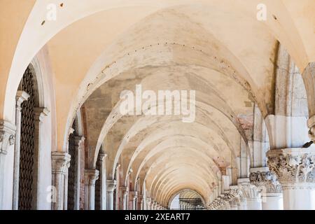 Arkade und Säulen im Dogenpalast in Venedig Stockfoto