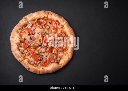 Bayerische Pizza mit Räucherwürsten, Tomaten, Käse, Salz und Gewürzen Stockfoto