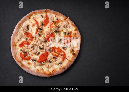 Leckere Pizza mit Huhn, Tomaten und Käse mit Salz und Sauce Stockfoto