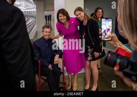 Randy Travis, linker Tonzeichner, wird von der US-Repräsentantin Cathy McMorris Rodgers (Republikanerin von Washington), Center, begrüßt, als er für ein House Committee on the Judiciary | SubCommittee on Courts, Intellectual Property und die Internet-Anhörung „Radio Music and Copyrights: 100 Years of inequity for Recording Artists“ im Rayburn House Office Building in Washington, DC, Mittwoch, 26. Juni 2024. Quelle: Rod Lamkey/CNP/MediaPunch Stockfoto