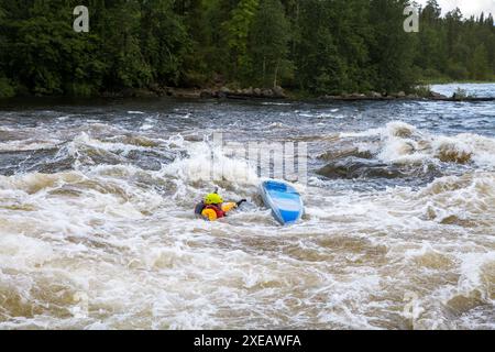 Kajaker im Wildwasser auf einem Karelian Fluss Stockfoto