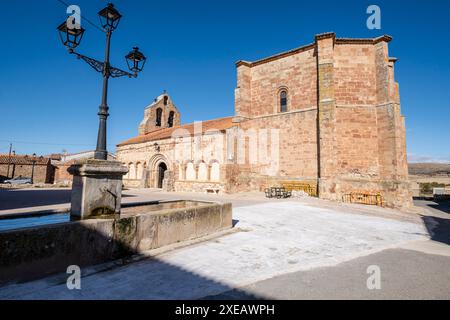 Romanische Kirche aus dem 13. Jahrhundert von San Andrés Apóstol, Romanillos de Atienza, Provinz Guadalajara, Spanien Stockfoto