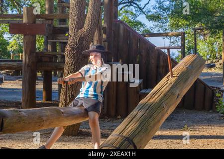 Kind, das sich auf dem Spielplatz amüsiert Stockfoto