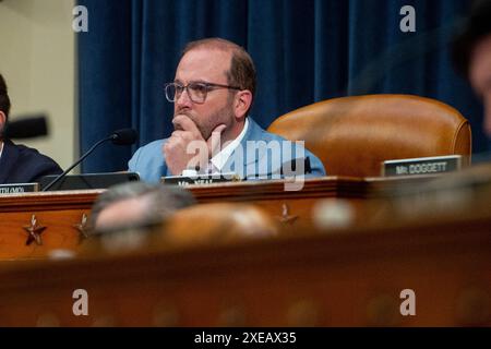 Der US-Repräsentant Jason Smith (Republikaner von Missouri), Vorsitzender des US-House Committee on Ways and Means, leitet am Mittwoch, den 26. Juni 2024 im Longworth House Office Building in Washington, DC, ein House Committee on Ways and Means, das „Stärkung der Kinderfürsorge und Schutz der amerikanischen Kinder“ hört. Quelle: Rod Lamkey/CNP/MediaPunch Stockfoto