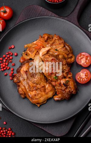 Köstliches gebratenes Hühnchen in Sauce mit Zwiebeln, Salz, Gewürzen und Kräutern Stockfoto