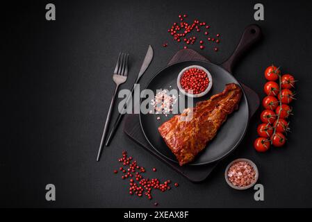 Köstliche gegrillte oder geräucherte Schweinerippchen mit Salz, Gewürzen und Kräutern Stockfoto