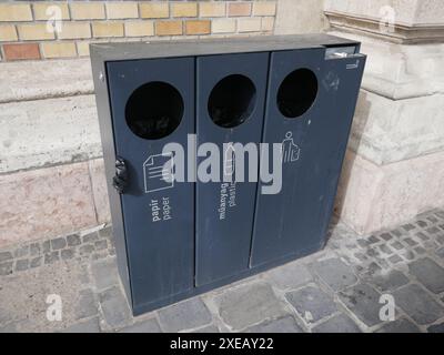 Mülltonnen und Recyclingbehälter außerhalb Europas Stockfoto