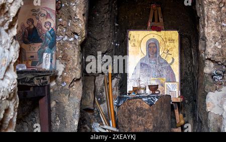 Das Innere der kleinen Katakombenkirche der Ayia Thekla Kapelle (Agia Thekla). Ayia Napa. Zypern Stockfoto