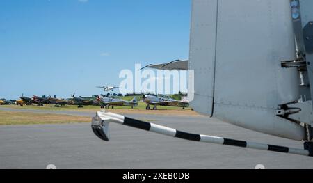 Tauranga Neuseeland - 28. Januar 2012; Aneinanderreihen von Oldtimern entlang der Landebahn, wenn der kommerzielle Flug ankommt Stockfoto