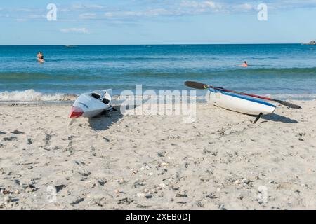 Mount Maunganui Neuseeland - 23. Januar 2012; zwei Surfskier auf Sand am Strand mit blauem Wasser. Stockfoto