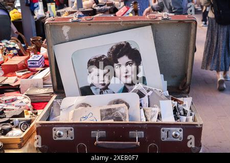 Ein Koffer mit seltenen Postkarten und ein großes Vintage-Foto von Mutter und Kind auf dem Flohmarkt in Udelnaya in St. Petersburg. Der Flohmarkt in Udelnaya in St. Petersburg ist ein beliebter Ort für Liebhaber von Antiquitäten und einzigartigen Fundstücken. Hier finden Sie verschiedene Artikel: Antiquitäten, Vintage-Kleidung, Schuhe, Sammlerstücke, Souvenirs und vieles mehr. Der Markt ist bekannt für seine gemütliche Atmosphäre und die Möglichkeit, einzigartige Artikel zu konkurrenzfähigen Preisen zu kaufen. Dies ist ein großartiges Ziel für ausländische Touristen, die lokale Kultur und Geschichte durch einzigartige Gegenstände und Antiquitäten erleben möchten. (Foto b Stockfoto