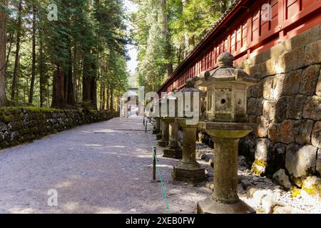 Reihen von Steinlaternen Stockfoto