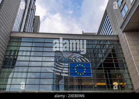 BRÜSSEL, BELGIEN, 23. Juni 2023: Flagge der Europäischen Union auf der Fassade des modernen Gebäudes Stockfoto