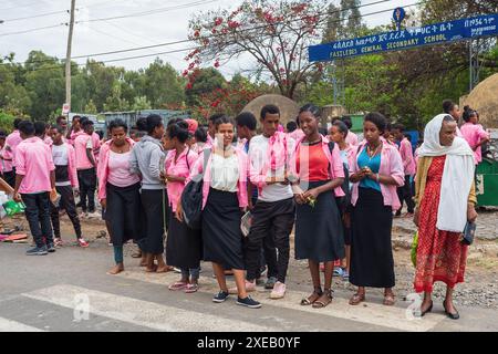 Äthiopische Schüler hinter der Sekundarschule in Gondar, Äthiopien Stockfoto