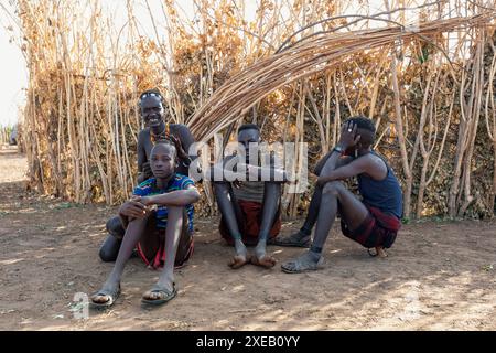 Dasanesh junge Menschen ruhen im Schatten der Hütte, Omorate, Omo Valley, Äthiopien Vielfalt Stockfoto