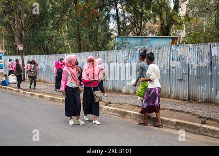 Äthiopische Schüler hinter der Sekundarschule in Gondar, Äthiopien Stockfoto