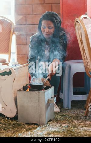 Traditionelle äthiopische Kaffeezeremonie, Herstellung von Straßenbunna-Kaffee, Adigrat Mazegaja Bet Etiopia Stockfoto