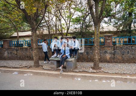 Äthiopische Schüler hinter der Sekundarschule in Gondar, Äthiopien Stockfoto