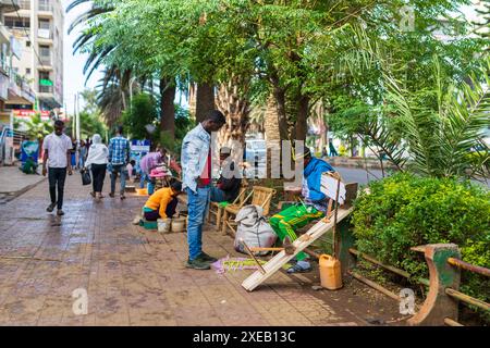 Schuhputzer auf der Straße während der Osterferien, Bahir dar, Äthiopien Stockfoto