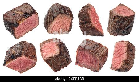 Mittelseltene Steakstücke, geschnittene gegrillte Rindfleischwürfel auf weißem Hintergrund Stockfoto