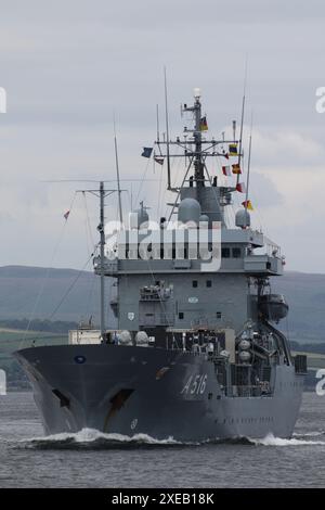 FGS Donau (A516), ein von der Deutschen Marine betriebener Nachfüllausschalter der Elbe-Klasse, der an Greenock auf dem Firth of Clyde vorbeifuhr. Das Schiff nimmt an der Übung Sea Breeze 24-1 Teil, einer multinationalen militärischen Übung, die in Schottland stattfindet. Stockfoto