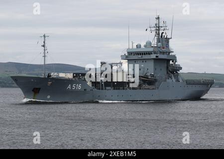 FGS Donau (A516), ein von der Deutschen Marine betriebener Nachfüllausschalter der Elbe-Klasse, der an Greenock auf dem Firth of Clyde vorbeifuhr. Das Schiff nimmt an der Übung Sea Breeze 24-1 Teil, einer multinationalen militärischen Übung, die in Schottland stattfindet. Stockfoto