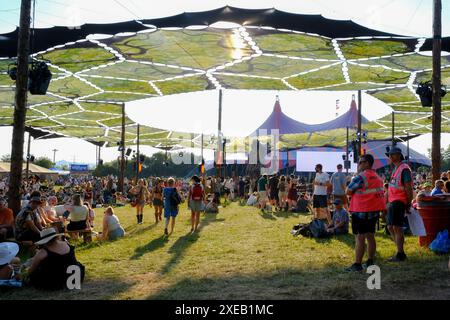 Pilton, Vereinigtes Königreich. Juni 2024. Am ersten Tag des Glastonbury Festivals am 26. Juni 2024 treffen sich Menschenmassen vor dem Woodsies-Zelt. Credit: Dawn Fletcher-Park/Alamy Live News Stockfoto