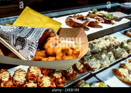 Tapas und Pinchos auf einem Lebensmittelmarkt in Spanien. Traditionelle spanische Gastronomie Stockfoto