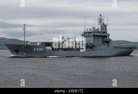 FGS Donau (A516), ein von der Deutschen Marine betriebener Nachfüllausschalter der Elbe-Klasse, der an Greenock auf dem Firth of Clyde vorbeifuhr. Das Schiff nimmt an der Übung Sea Breeze 24-1 Teil, einer multinationalen militärischen Übung, die in Schottland stattfindet. Stockfoto