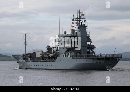 FGS Donau (A516), ein von der Deutschen Marine betriebener Nachfüllausschalter der Elbe-Klasse, der an Greenock auf dem Firth of Clyde vorbeifuhr. Das Schiff nimmt an der Übung Sea Breeze 24-1 Teil, einer multinationalen militärischen Übung, die in Schottland stattfindet. Stockfoto