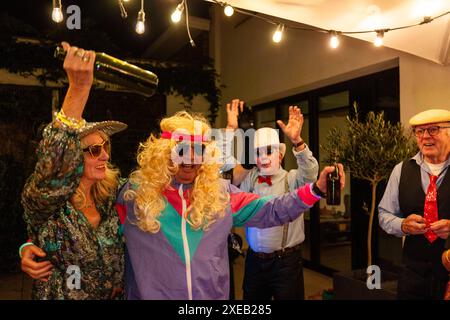 Ältere Freunde, die eine festliche Kostümparty genießen Stockfoto