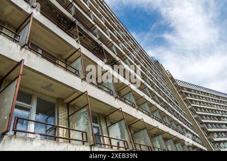 Altes Großes Verlassenes Sanatorium-Gebäude Im Hintergrund Des Blauen Himmels Stockfoto