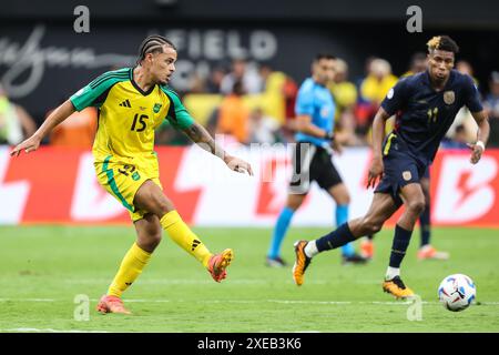 Las Vegas, NV, USA. Juni 2024. Jamaika-Verteidiger Joel Latibeaudiere (15) tritt den Ball während des CONMEBOL Copa America Group B Stage Matches im Allegiant Stadium zwischen Ecuador und Jamaika am 26. Juni 2024 in Las Vegas, NV. Christopher Trim/CSM/Alamy Live News Stockfoto