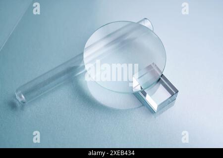 Glasobjekte und Prismen auf blauem Hintergrund. Stockfoto