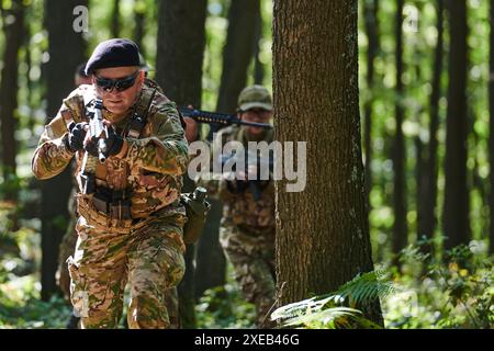 Eine spezielle militärische Antiterroreinheit führt eine geheime Operation in dichtem, gefährlichem Wald durch, demonstriert Präzision, Desinfektion Stockfoto