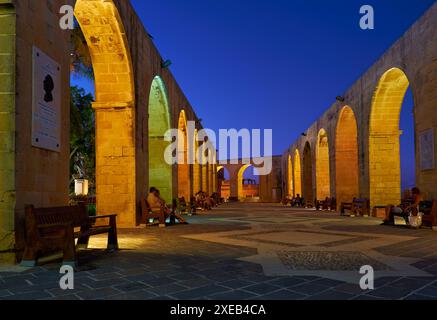 Die nacht Blick auf terrassenförmig angelegten Bögen der oberen Barrakka Garden in Valletta, Malta Stockfoto