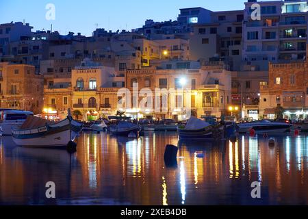 MARSASKALA, MALTA - 31. Juli 2015: Der Abend-Blick auf die Wohnhäuser und Hotels Marsaskala zu reflektieren, im Wasser des Marsaskala Creek. M Stockfoto