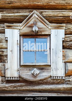 Fenster in einem alten hölzernen Dorfhaus Stockfoto