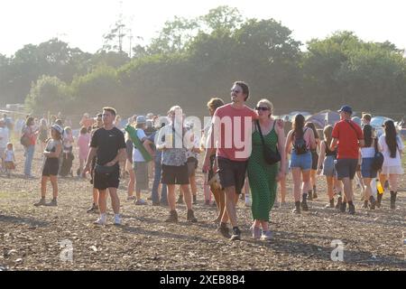 Glastonbury, Somerset, Großbritannien. Juni 2024. Festivalbesucher, die an einem heißen Tag am 26. Juni 2024 beim Glastonbury Festival ankommen Credit: Dawn Fletcher-Park/Alamy Live News Stockfoto