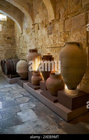 Keramikvasen im Küchenbereich des Inquisitorenpalastes, Vittoriosa, Malta. Stockfoto