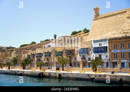 Wohnhäuser am Ufer des Grand Harbour. Valletta. Malta Stockfoto