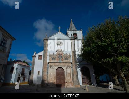 Kirche Santa Maria (Santa Maria), Óbidos, Portugal. Die römisch-katholische Kirche vom Santa Maria Platz in der Rua Direita Straße im Zentrum des kleinen mittelalterlichen Dorfes 100 km nördlich der portugiesischen Hauptstadt Lissabon an der Atlantikküste. Die Pfarrkirche von Óbidos aus dem 12. Jahrhundert wurde im Laufe der Jahrhunderte erbaut und umgebaut, die Stile vieler historischer Epochen widerspiegelt. Stockfoto