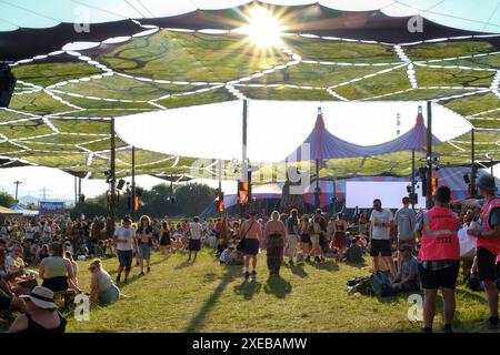 Glastonbury, Somerset, Großbritannien. Juni 2024. Am ersten Tag des Glastonbury Festivals am 26. Juni 2024 treffen sich Menschenmassen vor dem Woodsies-Zelt. Credit: Dawn Fletcher-Park/Alamy Live News Stockfoto