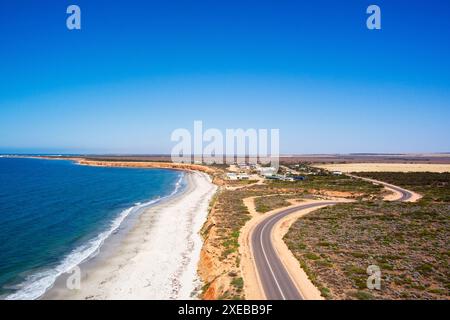 Luftaufnahme von Port Gibbon, einer Küstenstadt in South Australia. Das Bild zeigt die Nähe der Stadt zum Meer mit ihren weißen Sandstränden und c Stockfoto