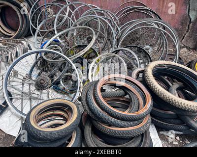 Klaten, Indonesien - 17. Mai 2024, Flohmarkt in Jatinom, Indonesien, Verkauf verschiedener gebrauchter Gegenstände, von gebrauchten Reifen, Fahrradreifen bis hin zu Kleidung, gebrauchten Bicy Stockfoto