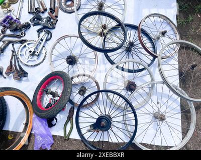 Klaten, Indonesien - 17. Mai 2024, Flohmarkt in Jatinom, Indonesien, Verkauf verschiedener gebrauchter Gegenstände, von gebrauchten Reifen, Fahrradreifen bis hin zu Kleidung, gebrauchten Bicy Stockfoto